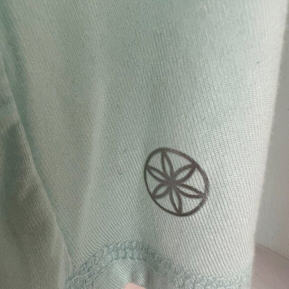 NWOT!!   GAIAM Yoga Graphic Racerback Loose Tank, Light Aqua, Size XL, Very Soft - Picture 4 of 7